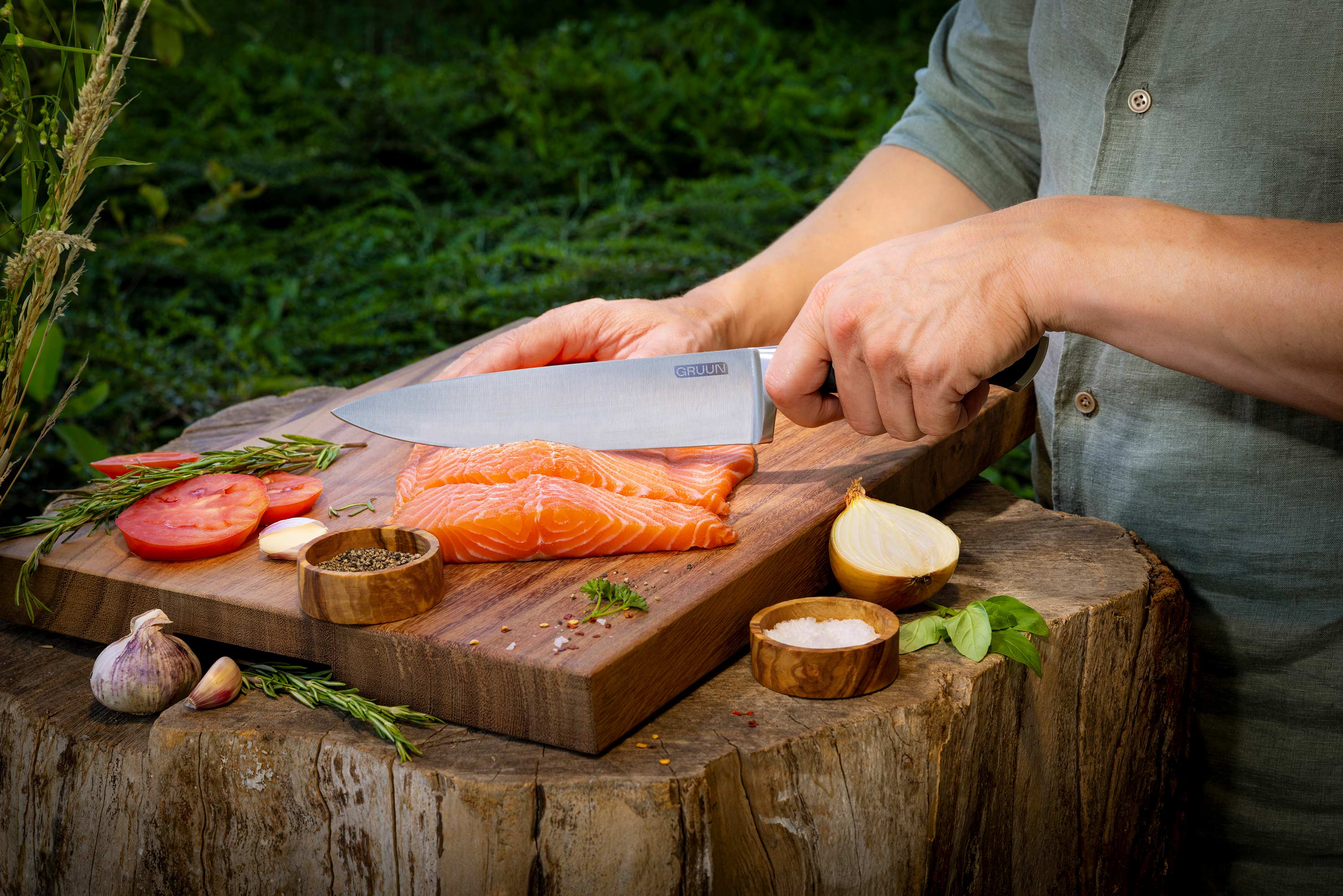 Duurzame Gruun keukenmessen in een buitensetting - koksmessen, Japanse messen en messensets voor elke keuken, eco-vriendelijk en scherp